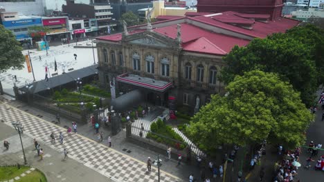 Toma-De-Drone-Del-Teatro-Nacional-De-Costa-Rica-Durante-El-Desfile-Del-Día-De-La-Independencia