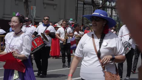 Bailarines-Y-Banda-De-Música-Caminando-Por-La-Avenida-Durante-El-Desfile-Del-Día-De-La-Independencia-De-Costa-Rica
