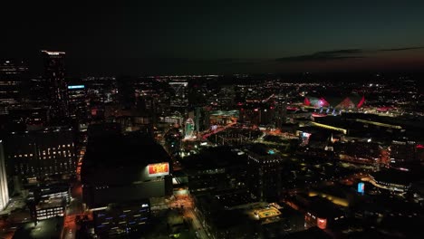 Vista-Aérea-Panorámica-Del-Horizonte-Del-Centro-De-Atlanta-Iluminada-Con-Luz-Nocturna,-El-Estadio-Mercedes-Benz,-El-Edificio-Cnn,-La-Noria-Gigante