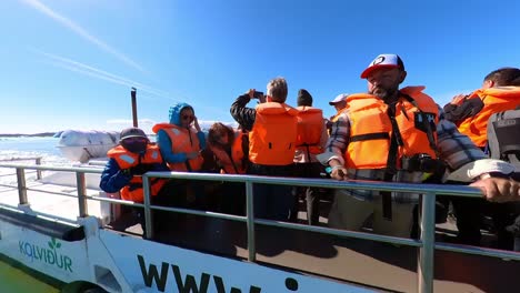 Gletscherlagune-Vom-Amphibienboot-Im-Sommer-Aus