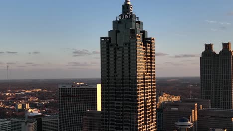 Plaza-Truista-Del-Rascacielos-De-Atlanta-En-Primer-Plano-Al-Atardecer,-Disparo-De-Drones-En-Cámara-Lenta