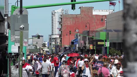 Multitud-Formándose-Para-Observar-El-Desfile-Del-Día-De-La-Independencia-De-Costa-Rica-En-El-Centro-De-San-José.