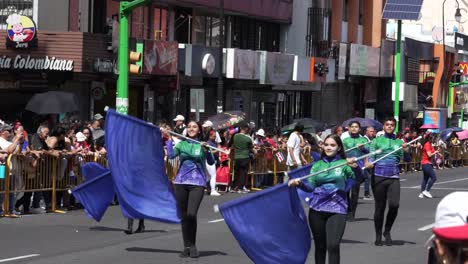 Estudiantes-Ondeando-Banderas-Azules-Durante-El-Desfile-Del-Día-De-La-Independencia-De-Costa-Rica-En-San-José