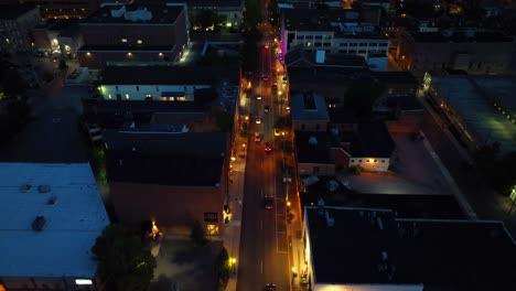Cars-driving-on-one-way-street-in-large-American-city-at-night