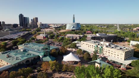Vista-Prístina-De-Winnipeg,-Manitoba,-Con-Los-Tenedores-Y-El-Museo-De-Derechos-Humanos-En-Primer-Plano.