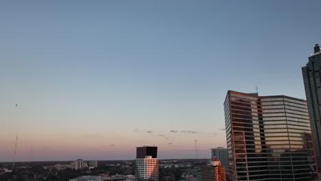 Disparo-De-Un-Dron-Que-Revela-El-Icónico-Rascacielos-Truist-Plaza-De-Atlanta-Y-Otros-Edificios-Del-Horizonte-En-Peachtree-Street-Bajo-El-Cielo-Del-Atardecer