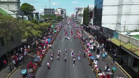 Drohnenaufnahme-Der-Parade-Zum-Unabhängigkeitstag-Von-Costa-Rica-über-Schulkindern-In-Typischer-Kleidung
