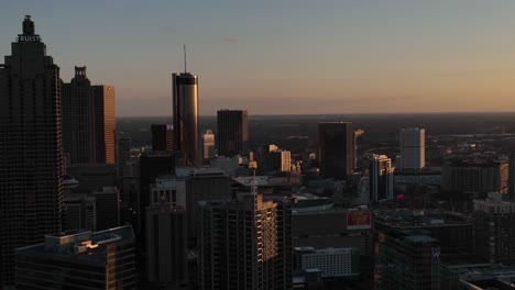 Die-Höchsten-Wolkenkratzer-In-Der-Innenstadt-Von-Atlanta,-Truist-Plaza,-The-Westin,-Centennial-Park,-Riesenrad-Bei-Sonnenuntergang