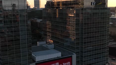 Digitale-Werbung-Des-Casino-Resorts-Auf-Der-Plakatwand-Der-Peachtree-Street-In-Der-Innenstadt-Von-Atlanta,-Sonnenlicht-Fällt-Auf-Glasgebäude