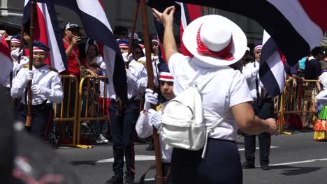 Abanderados-Durante-El-Desfile-Del-Día-De-La-Independencia-De-Costa-Rica