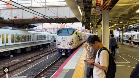 Schwenkaufnahme-Eines-Japanischen-Zuges-„Hello-Kitty-Haruka“,-Der-Durch-Eine-U-Bahnstation-Fährt