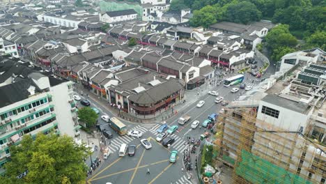 Toma-Aérea-Descendente-Sobre-La-Histórica-Calle-Qinghefang-Y-El-Distrito