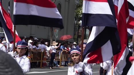 Abanderados-Estudiantiles-Marchando-Por-La-Avenida-Durante-El-Desfile-Del-Día-De-La-Independencia-De-Costa-Rica