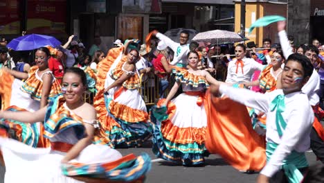 Studenten-In-Traditioneller-Costaricanischen-Kleidung-Führen-Tanz-Während-Der-Parade-Zum-Unabhängigkeitstag-Costa-Ricas-Auf