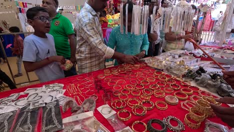 Mucha-Gente-Compra-Joyas-De-Plata-En-Ferias.