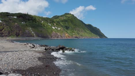 Olas-Golpeando-La-Costa-De-Povoacao,-Isla-De-San-Miguel,-Las-Azores.