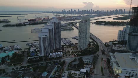 Horizonte-Urbano-De-Miami-Al-Atardecer-Con-El-Centro-Y-El-Puerto-De-South-Beach