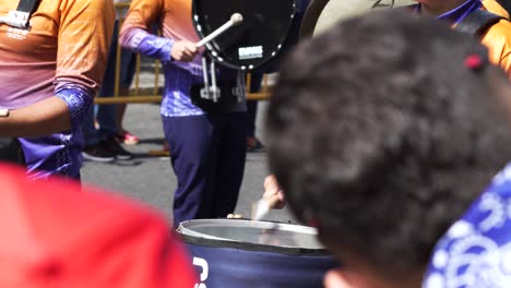 Primer-Plano-Del-Baterista-De-La-Banda-De-Música-Entre-La-Multitud-Durante-El-Desfile-Del-Día-De-La-Independencia-De-Costa-Rica