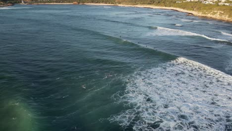 Grupo-De-Surfistas-Al-Atardecer,-área-De-Gracetown,-Australia-Occidental