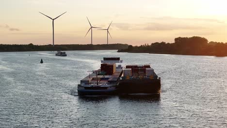 Goldene-Stunde-In-Barendrecht-Und-Das-Frachtschiff-Colorado-Fährt-Auf-Dem-Fluss-Oude-Maas