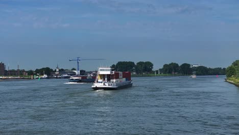 Lastkähne-Und-Frachtschiffe-Fahren-Auf-Dem-Fluss-Oude-Maas-Im-Dorf-Puttershoek