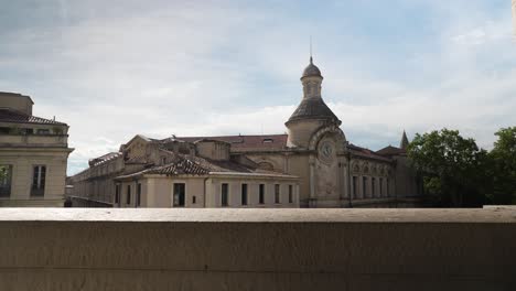 Die-Aufschlussreiche-Aufnahme-Der-Alphonse-Daudet-Highschool-Fängt-Ein-Symbol-Für-Tradition-Und-Fortschritt-Ein