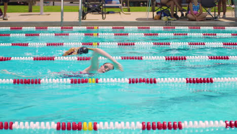 Nadadoras-Haciendo-Crol-Frontal-En-La-Piscina---Competición-De-Natación