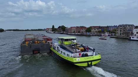 Containerschiff,-Das-Fahrzeuge-Und-Güter-Auf-Der-Oude-Maas-Transportiert