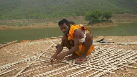 Carpinteros-Del-Sur-De-Asia-Tejiendo-El-Techo-De-Bambú,-Tejido-De-Bambú