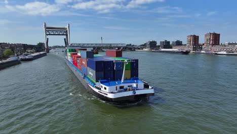 Das-Containerschiff-Amazone-Segelt-Den-Fluss-Oude-Maas-Hinauf,-Aus-Der-Luft