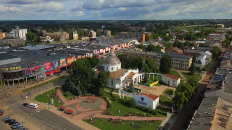 Vista-Aérea-De-La-Iglesia-Católica-Romana-De-San-Pedro-En-Daugavpils-Con-Vistas-Al-Paisaje-Urbano,-Letonia.