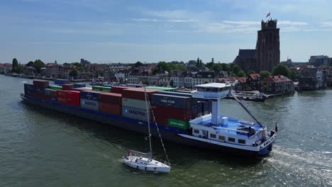 El-Barco-Amazone-Navega-Pasando-Por-Un-Pequeño-Yate-En-El-Río-Oude-Maas