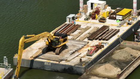 Excavadora-En-Una-Barcaza-De-Construcción,-Llevando-A-Cabo-El-Proceso-De-Dragado