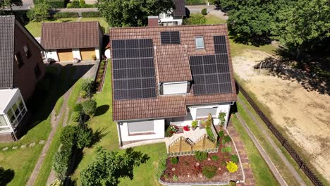 Paneles-Solares-En-El-Techo-De-Una-Casa-Unifamiliar-En-Un-Día-Soleado,-Produciendo-Energía-Eléctrica-Renovable-Limpia-Para-El-Hogar,-órbita-De-Drones