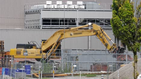 Excavadora-Komatsu-Con-Terreno-De-Limpieza-De-Garras-Hidráulicas-En-Un-Sitio-De-Construcción-En-Suiza