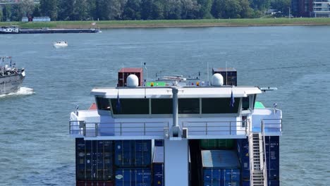 Die-Brücke-Und-Das-Navigationssystem-Eines-Großen-Containerschiffs,-Das-Zum-Ziel-Fährt