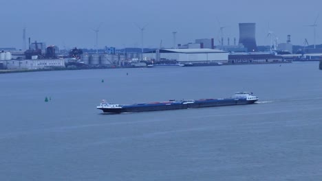 Ein-Handelsschiff-Mit-Containern,-Die-Auf-Dem-Fluss-Bei-Olesia-Moerdijk-In-Holland-Schwimmen