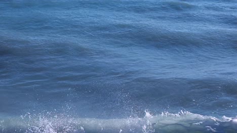Die-Lebendige-Meeresoberfläche-Erzeugt-Ruhige-Wellen-Und-Bietet-Einen-Wunderschönen-Und-Strukturierten-Meereshintergrund-Für-Ruhe-Und-Gelassenheit-Sowie-Minimalistische-Schönheit