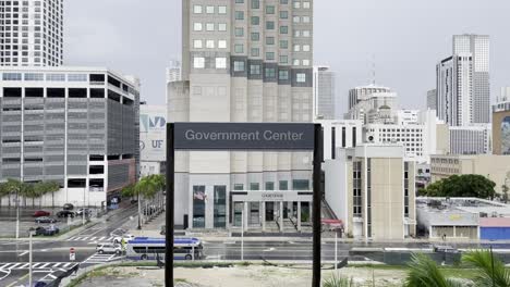 Toma-Panorámica-Hacia-La-Derecha-Del-Distrito-Central-Gubernamental-En-El-Centro-De-Miami,-Edificio-Del-Tribunal-De-Distrito-Del-Condado-De-Dade