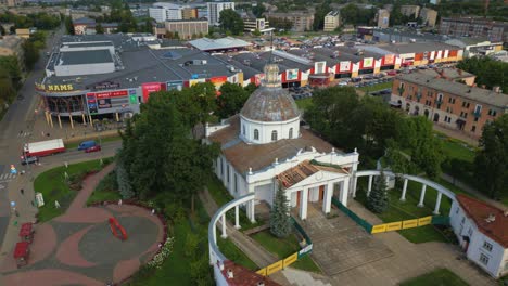 Römisch-katholische-Kirche-Des-Heiligen-Petrus-In-Daugavpils-Mit-Blick-Auf-Das-Stadtbild-Und-Wohnungen-Im-Hintergrund,-Lettland,-Luftaufnahme