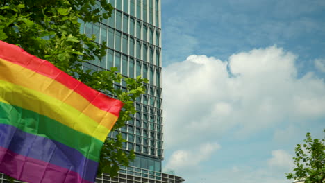 Persona-Que-Toma-Una-Foto-De-La-Bandera-Simbólica-Lgbtq-Ondeada-Durante-La-Marcha-De-La-Libertad-En-Varsovia,-Polonia