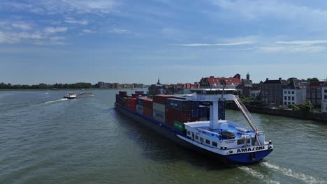 Amazone,-El-Buque-Portacontenedores,-Navegando-En-Dordrecht,-Países-Bajos