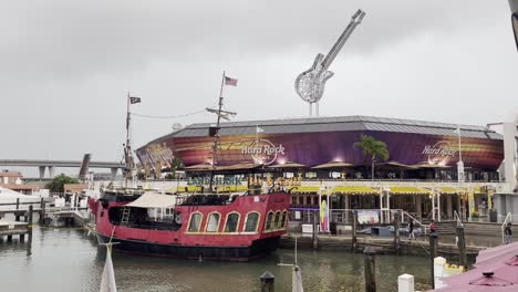 Hard-Rock-Café-En-El-Bayside-Marketplace-En-La-Hermosa-Bahía-Biscayne-De-Miami