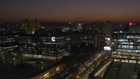 Edificios-E-Infraestructura-Del-Horizonte-Urbano,-Edificios-De-Vidrio-Y-Paisajes-Urbanos-Iluminados-Con-Luz-Nocturna-Al-Atardecer