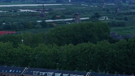 The-Ferry-boat-the-Kinderduk-sets-off-from-the-village-of-Kinderdijk,-aerial