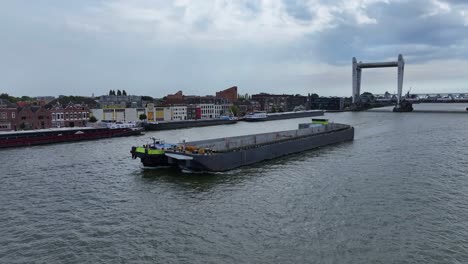 Barcaza-De-Contenedores-Cerca-Del-Puerto-De-Dordrecht.