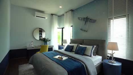 Elegante-Diseño-Interior-De-Dormitorio-En-Azul-Y-Blanco,-Completamente-Amueblado