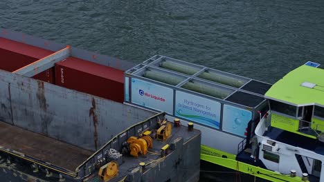 Gefährlicher-Flüssiger-Wasserstoff-Wird-Per-Containerschiff-Aus-Der-Luft-Transportiert