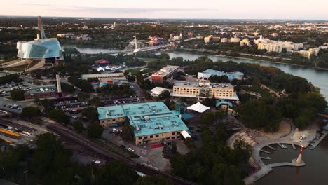 Ein-Sonnenuntergang-Am-East-End,-Goldene-Stunde,-Luftaufnahme-Des-Stadtparks,-Kanadisches-Museum-Für-Menschenrechte,-The-Forks-Market,-Innenstadt-Von-Winnipeg,-Shaw-Park,-Provencher-Bridge,-Red-River-In-Manitoba,-Kanada