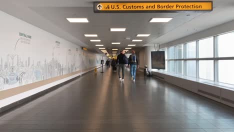Llegada-A-Inmigración-Estadounidense-En-El-Aeropuerto-JFK-De-La-Ciudad-De-Nueva-York